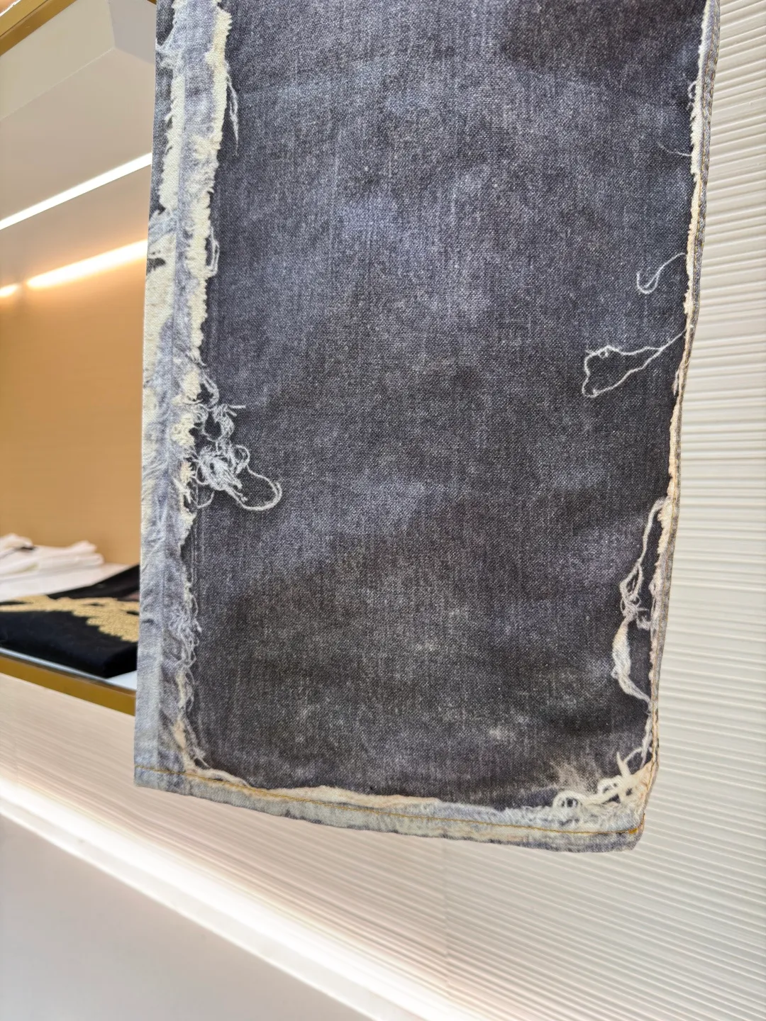 Acne Studios Destroy Illusion Print Jeans ●Item No.: 1681535-A85 ●Material: Denim Fabric ●Technology: 3D Printing ●Color: Distressed Blue ●Version: Loose Fit ●Weight: About 700g ●Size: XS-S-M-L-XL-XXL ●Description: The denim damage texture and knife damage on the surface are all presented by the printing process, which is very realistic. It is printed using customized 360G pure cotton off-white pique cloth. The fabric is delicate and red, with seasonal trompe l'oeil visual printing. Inkjet pigments and dirty mineral tones are used, and the layout is laser cut. Each piece is separated efficiently and accurately, and is then hand-ironed, cut and sewn. The waist and trousers pattern data are synchronized and restored to be consistent. The overall pattern fits the Asian figure better than the previous baggy, with just the right foot circumference but not easy to step on the heel. The 3D cold transfer printing process is used to ensure that the denim fabric is It has the same texture and feel as traditional denim. We use 3D printing technology to restore the original color saturation and accurately control the thickness and texture of the denim fabric. We use an advanced 3D printer to print the denim fabric layer by layer until the entire part is completed. Each piece is cut into high-definition pieces using laser cutting through typesetting. Accurate separation, after ironing, cutting, sewing and other processes, the parts are assembled into a complete denim item. The whole piece is cut and then accurately printed and sewn on each side. Every part is accurate to the millimeter level. The overall line of the landmark product is straight and delicate, the fabric is comfortable and soft, and the color is consistent without color difference. It can be matched with the same style to create a fashionable look, and can be used in various occasions. Customized accessories, complete with three standards, same style for men and women!